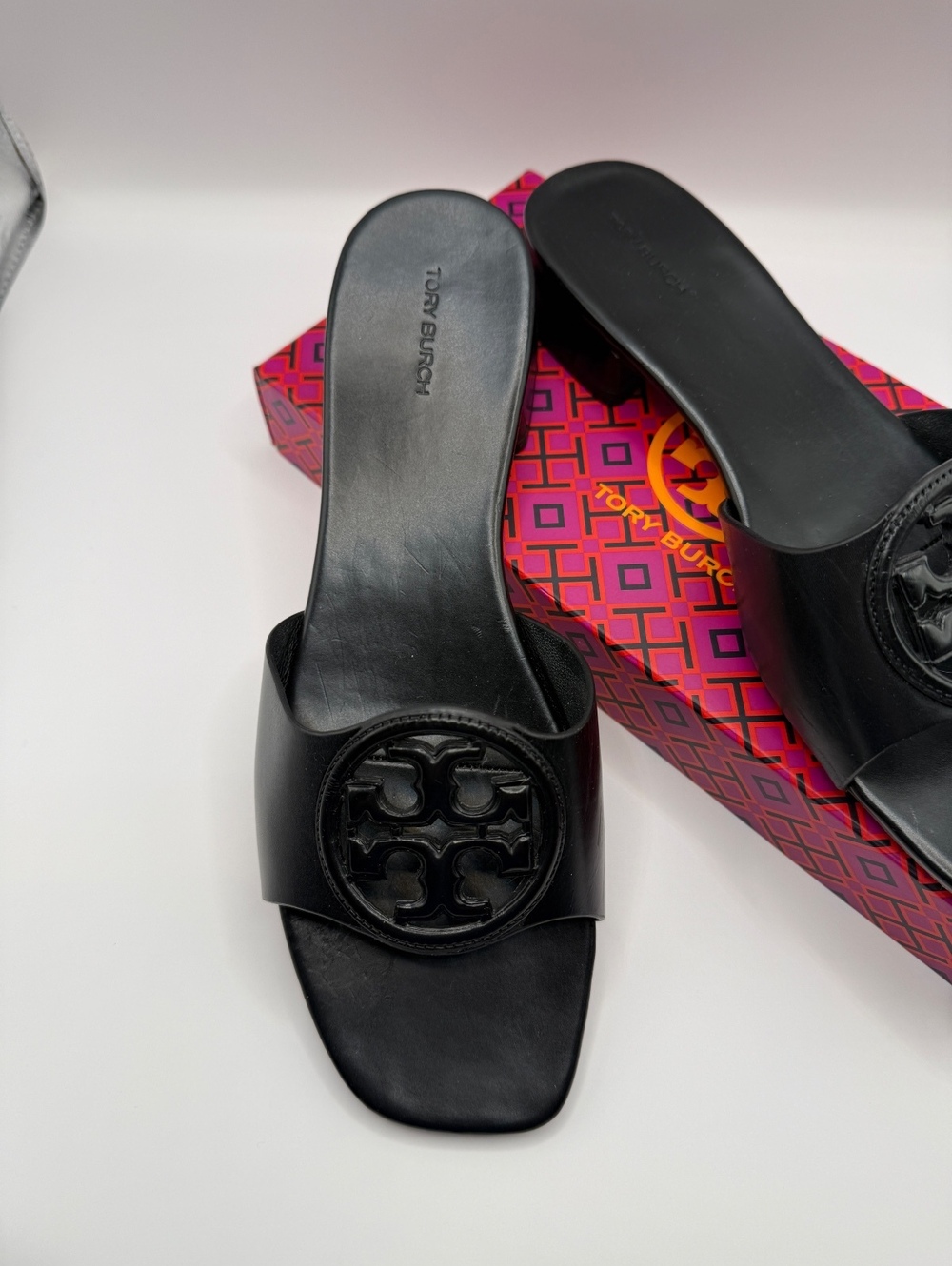 Tory Burch Bombe Miller Slide Calf Leather in Perfect Black — Size 10 - Picture 2 of 8